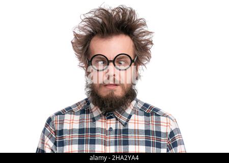 Uomo pazzo con taglio di capelli divertente in occhiali che fanno grimace. Silly Guy in camicia a quadri, isolato su sfondo bianco. Concetto di emozioni e segni Foto Stock