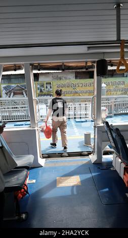 Il battello navetta gratuito Iconsiam dal Molo di Sathorn al Centro commerciale Foto Stock