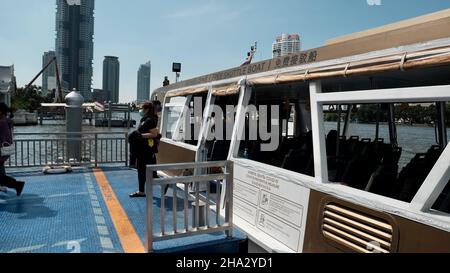 Il battello navetta gratuito Iconsiam dal Molo di Sathorn al Centro commerciale Foto Stock