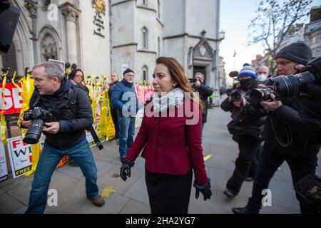 Londra, Inghilterra, Regno Unito. 10th Dic 2021. STELLA MORRIS, partner del fondatore di Wikileaks Julian Assange, arriva alla Corte reale di Giustizia prima dell'annuncio del verdetto nel caso dell'estradizione. (Credit Image: © Tayfun Salci/ZUMA Press Wire) Foto Stock