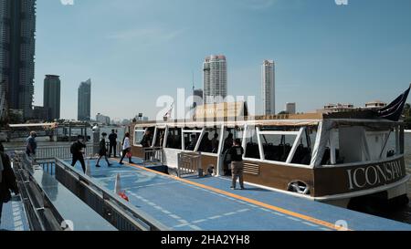 Il battello navetta gratuito Iconsiam dal Molo di Sathorn al Centro commerciale Foto Stock