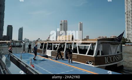 Il battello navetta gratuito Iconsiam dal Molo di Sathorn al Centro commerciale Foto Stock