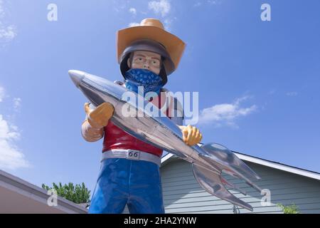 Tulsa, Oklahoma, il curio cosmico di Buck Adam- l'uomo di Muffler che tiene un razzo Foto Stock