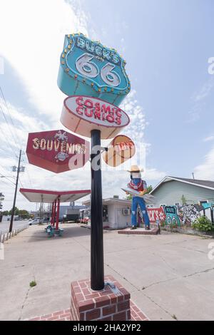 Tulsa, Oklahoma, il curio cosmico di Buck Adam- l'uomo di Muffler che tiene un razzo Foto Stock