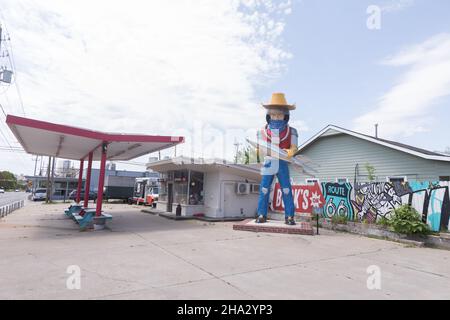 Tulsa, Oklahoma, il curio cosmico di Buck Adam- l'uomo di Muffler che tiene un razzo Foto Stock