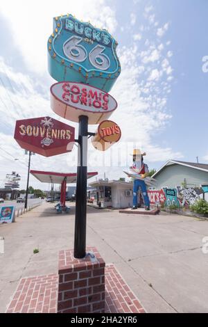 Tulsa, Oklahoma, il curio cosmico di Buck Adam- l'uomo di Muffler che tiene un razzo Foto Stock