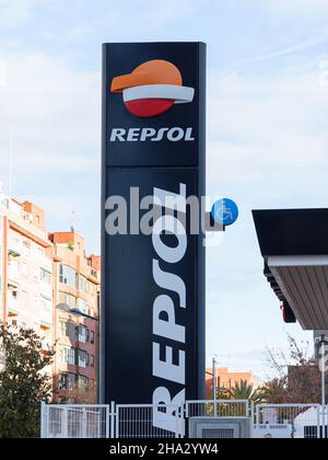 VALENCIA, SPAGNA - 09 DICEMBRE 2021: Repsol è un'azienda energetica e petrolchimica spagnola con sede a Madrid Foto Stock