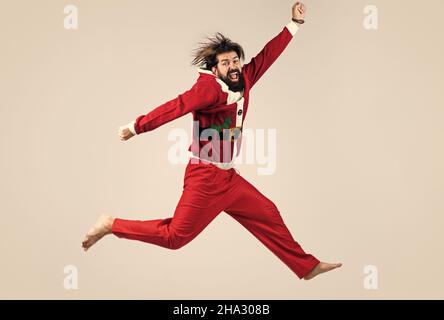 felice nuovo 2021 anno. festa di natale buon natale. divertimento. happy uomo ported hippster indossare rosso abito elfo festivo. babbo natale matura salto. divertente inverno Foto Stock