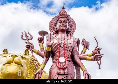 Una potente Statua della dea indù Durga Maa con un leone d'oro nella sacra Ganga Talao. Lago del cratere di Grand bassin, isola di Mauritius. Foto di alta qualità. Foto di alta qualità Foto Stock