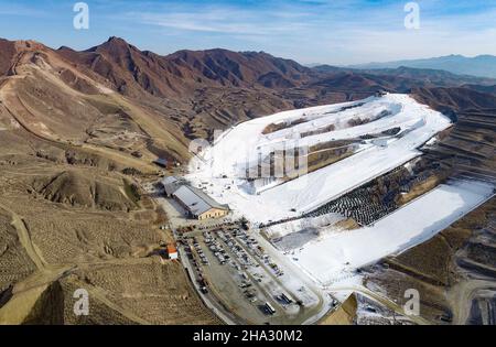 HOHHOT, CINA - DICEMBRE 10,2021 - Foto aerea scattata il 10 Dicembre 2021 mostra lo scenario della località sciistica di montagna di Mazong a Hohhot, Mongolia interna, Chin