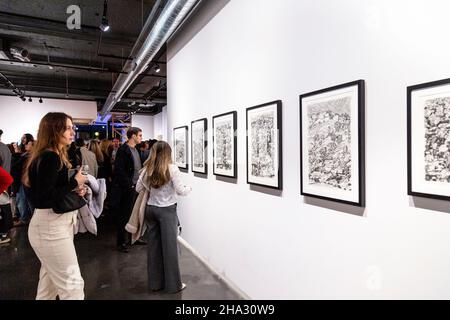 10 novembre 2021 - Donna che guarda gli schizzi, Seth Armstrong 'Overlook' vista privata a Unit Gallery, Mayfair, Londra, Regno Unito Foto Stock