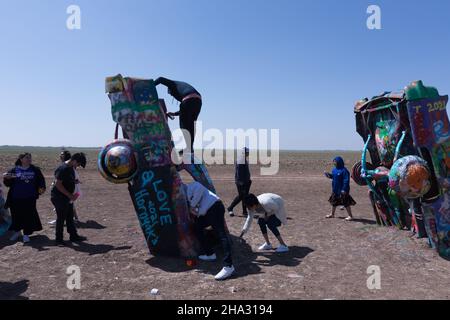 Amarillo, Texas, USA, Cadillac Ranch è un'installazione di arte pubblica e una scultura composta da auto d'epoca Cadillac affondato a metà strada nel terreno appena Foto Stock