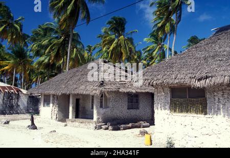 Un ristorante e pensione sulla spiaggia con il paesaggio sulla costa orientale al villaggio di Bwejuu sull'isola di Zanzibar in Tanzania. Tanzani Foto Stock