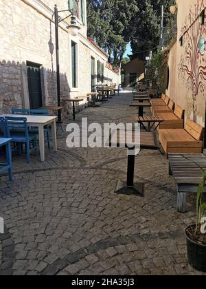 Caffè in stile retrò sulla strada con ciottoli Foto Stock