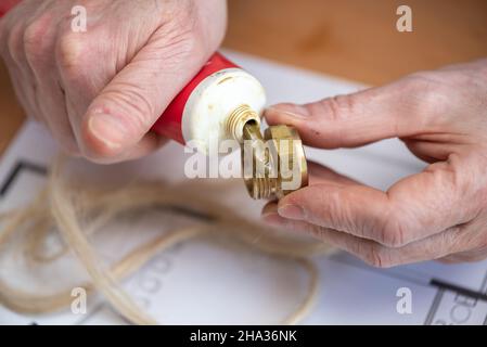 Idraulico preparazione della sigillatura con fibre di canapa, disegno  geometrico Foto stock - Alamy