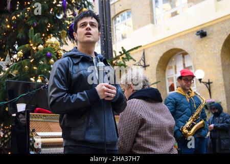 Londra, Regno Unito. 10th Dic 2021. Jamie Cullum esegue canzoni di Natale alla Hay's Galleria di Londra, per promuovere il suo nuovo album, 'The Pianoman at Christmas'. Data immagine: Venerdì 10 dicembre 2021. Il credito fotografico dovrebbe essere: Matt Crossick/Alamy Live News Foto Stock