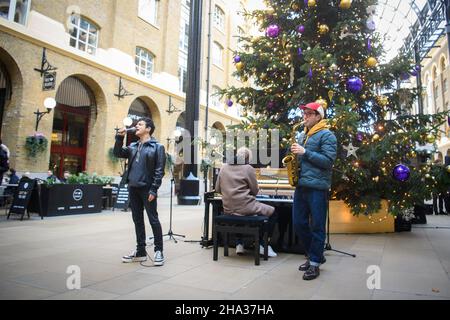 Londra, Regno Unito. 10th Dic 2021. Jamie Cullum esegue canzoni di Natale alla Hay's Galleria di Londra, per promuovere il suo nuovo album, 'The Pianoman at Christmas'. Data immagine: Venerdì 10 dicembre 2021. Il credito fotografico dovrebbe essere: Matt Crossick/Alamy Live News Foto Stock
