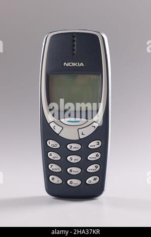 Minsk, Bielorussia, 08 dicembre 2021: Telefono cellulare Nokia 3310 blu su sfondo grigio Foto Stock