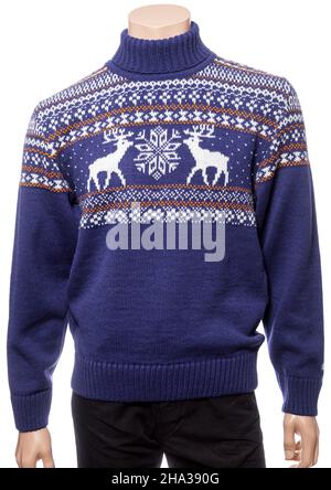 Il colore blu trendy dell'anno 2022 maglia di Natale dolcevita maglione con ornamento nordico o maglione Ugly su un manichino isolato su uno sfondo bianco Foto Stock