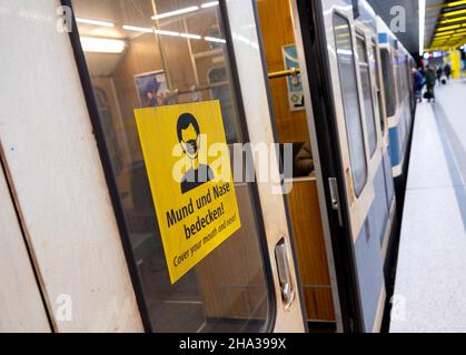 Monaco di Baviera, Germania. 10th Dic 2021. Un adesivo che indica 'coprire la bocca e il naso!' viene visualizzato su un treno della metropolitana. Credit: Sven Hoppe/dpa/Alamy Live News Foto Stock