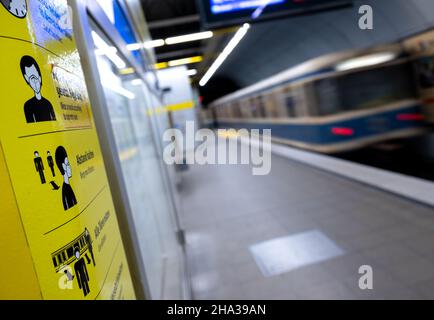 Monaco di Baviera, Germania. 10th Dic 2021. I simboli con le regole correnti di Corona possono essere visti ad una fermata della metropolitana. Credit: Sven Hoppe/dpa/Alamy Live News Foto Stock