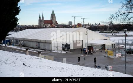 Monaco di Baviera, Germania. 10th Dic 2021. Sul Theresienwiese si trova una tenda con una stazione di prova Corona. Credit: Sven Hoppe/dpa/Alamy Live News Foto Stock