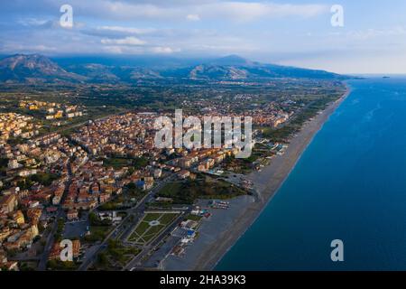 Veduta aerea della costa sud italiana con la città di Scalea, Calabria Foto Stock
