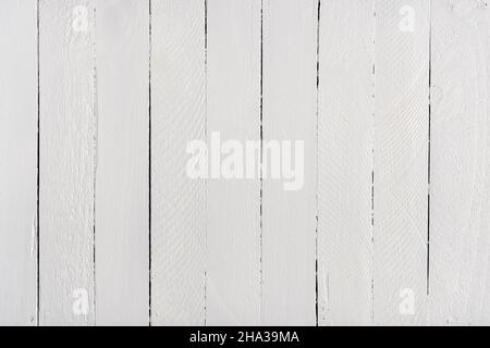 Sfondo in legno dipinto di bianco realizzato da tavole in legno vista dall'alto. Foto Stock