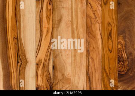 Sfondo in legno di oliva. Tavole da ulivo, legno texture vista dall'alto. Foto Stock