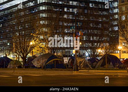 Washington, Stati Uniti. 10th Dic 2021. Le tende dei senzatetto sono viste a Washington, DC, gli Stati Uniti, 8 dicembre 2021. Credit: Xinhua/Alamy Live News Foto Stock