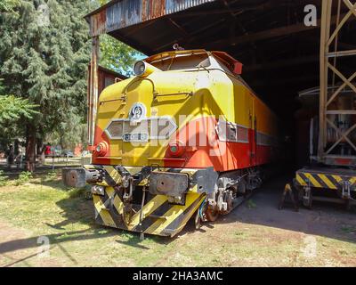 REMEDIOS DE ESCALADA - BUENOS AIRES, ARGENTINA - Nov 22, 2021: Vecchia locomotiva diesel francese Alsthom 1957 con due motori. Carico locale a lunga distanza Foto Stock