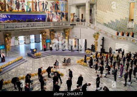 Oslo, Norvegia. 10th Dic 2021. Oslo 20211210.i giornalisti Maria Ressa e Dmitry Muratov durante la cerimonia di premiazione del Premio Nobel per la pace nel 2021, presso il municipio di Oslo. Maria Ressa delle Filippine e Dmitry Muratov della Russia ricevono il Premio Nobel per la pace per i loro sforzi per la libertà di espressione. Foto: Cornelius Poppe/NTB Credit: NTB Scanpix/Alamy Live News Foto Stock