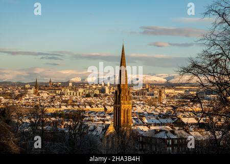 Guardando attraverso i tetti coperti di neve della città di Glasgow dal Queen's Park a Glasgow Southside in una fredda mattinata invernale Foto Stock