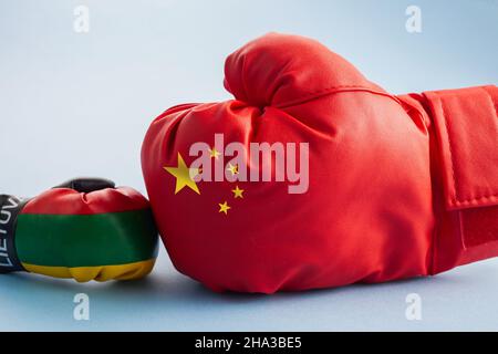 Concetto di guerra commerciale. Cina Lituania rapporto politico partenariato conflitto diviso concetto. Foto Stock