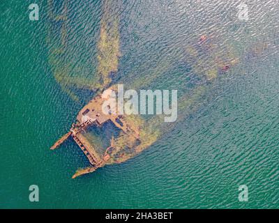 Abbandonato relitto rotto che sporge dal mare Foto Stock