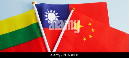 Bandiere taiwanesi, lituane e cinesi sullo sfondo dell'acqua Foto Stock