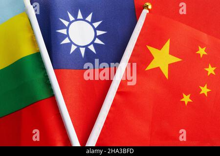 Bandiere taiwanesi, lituane e cinesi sullo sfondo dell'acqua Foto Stock