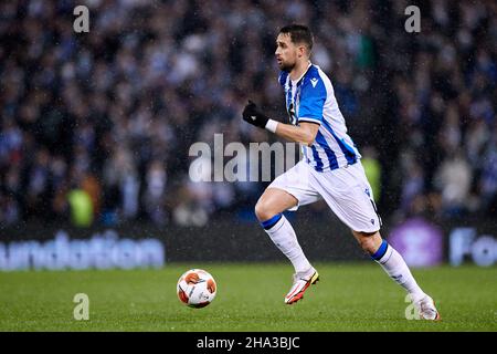 SAN SEBASTIAN, SPAGNA - 09 DICEMBRE: Adnan Januzaj della Real Sociedad in azione durante la partita del gruppo B della UEFA Europa League tra Real Sociedad e PSV Eindhoven a Estadio Anoeta il 9 dicembre 2021 a San Sebastian, Spagna. (Foto tramite MB Media) Foto Stock