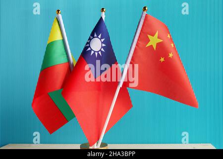 Bandiere taiwanesi, lituane e cinesi sullo sfondo dell'acqua Foto Stock