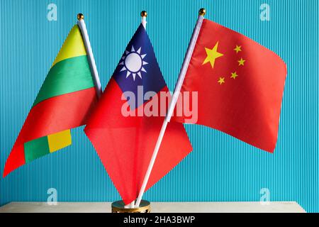 Bandiere taiwanesi, lituane e cinesi sullo sfondo dell'acqua Foto Stock