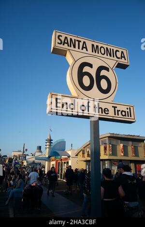 Santa Monica, California, il cartello "End of the Trail" della Route 66 sul molo di Santa Monica. Foto Stock
