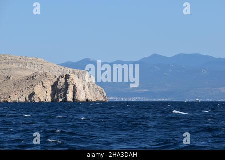 Navigazione attraverso l'isola croata, Sveti Grgur, Prvic, Krk, mare adriatico, Croato, Europa Foto Stock