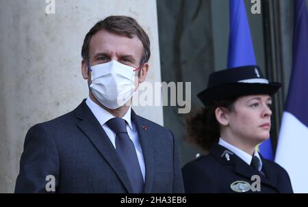 Parigi, Francia. 10th Dic 2021. Il presidente francese Emmanuel Macron attende l'arrivo del cancelliere tedesco OLAF Scholz al Palazzo Elysee di Parigi venerdì 10 dicembre 2021. La visita a Parigi avviene pochi giorni dopo che Scholz ha assunto ufficialmente il ruolo del suo predecessore Angela Merkel. Si prevede che i due leader discuteranno delle relazioni franco-tedesche e della prossima presidenza francese dell'UE. Foto di David Silpa/UPI Credit: UPI/Alamy Live News Foto Stock