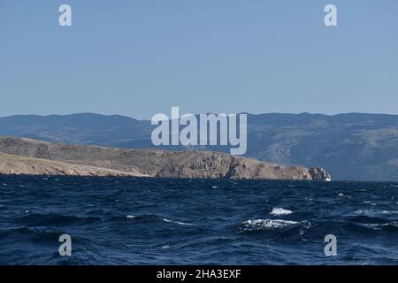 Navigazione attraverso l'isola croata, Sveti Grgur, Prvic, Krk, mare adriatico, Croato, Europa Foto Stock