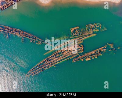 Abbandonato relitto rotto che sporge dal mare Foto Stock