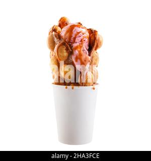 Waffle di Hong Kong con gelato alla fragola in una tazza di carta isolata su sfondo bianco. Waffle a bolle d'aria, waffle, pasticcini, fast food, dolci, dessert, c Foto Stock