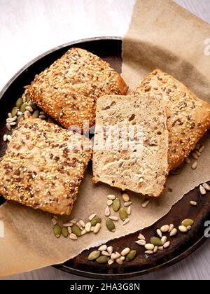 Pane tradizionale da una panetteria polacca - rotoli multigrain Foto Stock