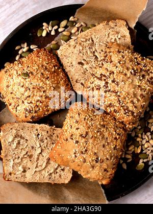 Pane tradizionale da una panetteria polacca - rotoli multigrain Foto Stock