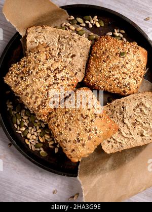 Pane tradizionale da una panetteria polacca - rotoli multigrain Foto Stock