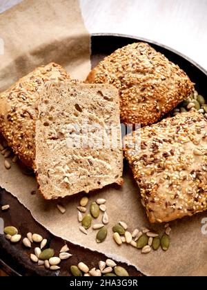 Pane tradizionale da una panetteria polacca - rotoli multigrain Foto Stock